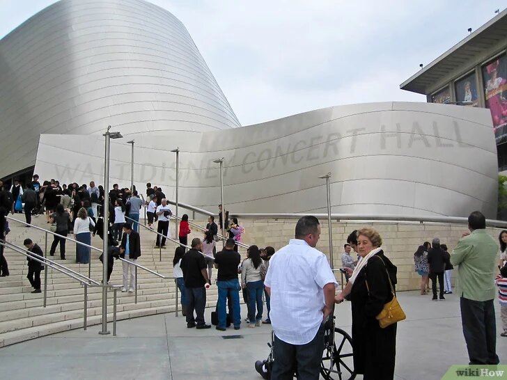 1Если ваша любимая группа выступает на больших аренах и стадионах, нужно приехать за несколько часов до концерта в самый роскошный отель в городе. Подождите снаружи. Конечно, подождать можно и внутри, но, скорее всего, вас выгонят. Этот вариант вряд ли сработает, если группа приехала из другой страны, потому что они будут очень уставшие и занятые. В этом случае, лучше попробовать встретить их прямо на месте проведения концерта.