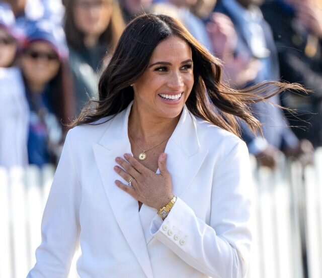 Меган познакомилась с продюсером Тревором Энгельсоном, когда была начинающей актрисой. С приходом славы артистка сильно изменилась и решила расстаться с мужем. 
Тревор и Меган были женаты с 2011 по 2013 год и встречались около шести лет до брака. Они встретились в баре Западного Голливуда. Высокий амбициозный выпускник Университета Южной Калифорнии сразу привлек внимание девушки. Тогда он только начинал производство. Целеустремленность и уверенный взгляд в будущее импонировали никому не известной актрисе.


Меган считала, что Тревор сможет помочь ей эмоционально, профессионально, и в результате она обретет свободу от финансового стресса. К тому времени у продюсера уже были кое-какие связи, которые давали Маркл возможность налаживать отношения с агентами.

Через некоторое время после знакомства влюбленные стали жить вместе в доме на Хиллдейле. Маркл и Энгельсон были без ума друг от друга. Актриса мечтала иметь детей от этого мужчины. И хвастался перед друзьями, что покорил сердце «самой горячей цыпочки Калифорнии».


Близкие отмечали, что Меган стремилась к красивой жизни, у нее был очень специфический стиль. Например, она выбирала для дома постельные принадлежности гостиничного типа, устраивала ужины с изысканными винами. Брюнетка была перфекционисткой во всем, а Тревор был более приземленным и непунктуальным. Они оба носились по Голливуду в поисках успеха. Они принимали отказ за отказом и с новыми надеждами снова начинали ловить удачу за хвост.

Пока Меган зарабатывала на жизнь съемками эпизодов, сценарии Тревора приносили небольшой доход. Этого хватало, чтобы выезжать за границу и ходить в рестораны. Однако они по-прежнему не входили в голливудскую элиту и не сидели за одним столом с магнатами киноиндустрии.


Однажды Тревор пригласил возлюбленную сняться в своих фильмах «Кандидат» и «Помни меня», но фильмы не оправдали вложенных денег и с треском провалились. Несколько лет Маркл получала отказы, прежде чем ее утвердили на главную роль в сериале. В 2010 году она прошла прослушивание в Лос-Анджелесе. Продюсеры искали симпатичную женщину, которая могла бы сыграть адвоката Рэйчел Зейн в «Форс-мажорах». Девушка была настолько убедительна, что поразила всех на кастинге.

Вскоре Меган стала получать постоянный гонорар в размере 50 000 долларов за серию за участие в первом сезоне. Фильм снимался в Торонто, а потому Маркл приходилось много времени проводить вдали от Энгельсона. Так начались их отношения на расстоянии: постоянные звонки и перелеты. Чтобы скрепить союз, Тревор сделал предложение возлюбленной во время праздников.


Они поженились на гражданской церемонии в Лос-Анджелесе, а затем отправились на Ямайку, чтобы отпраздновать свадьбу в кругу ста приглашенных гостей. Празднества на роскошном курорте Jamaica Inn продолжались четыре дня.

Их брак продлился два года, инициатором развода стала Маркл. Это стало неожиданностью для Энгельсона. Меган отправила ему обручальное кольцо. Одни считают, что причиной стала жизнь на расстоянии. К тому же профессиональные успехи изменили Меган. Из милой девочки она выросла в уверенную в себе женщину со своими планами на жизнь.