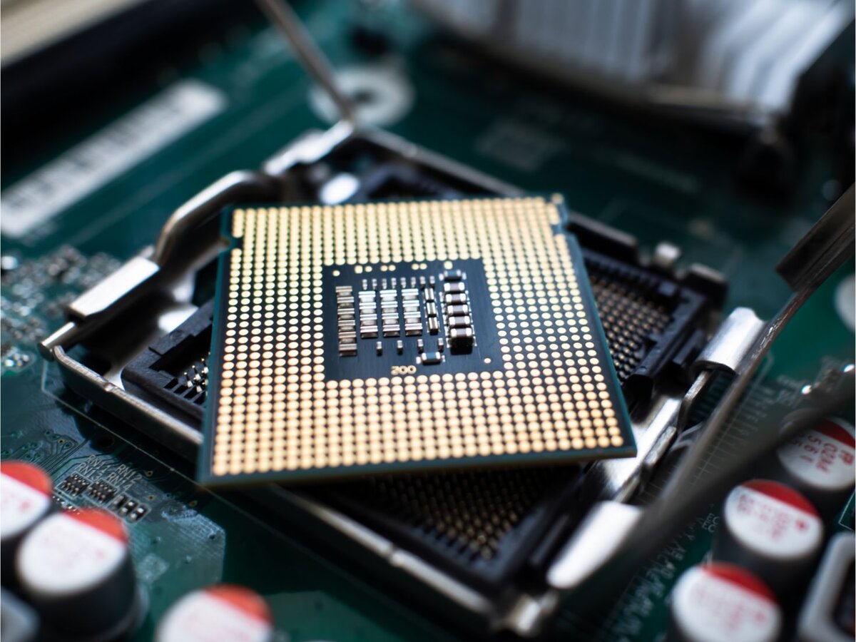 Сравниваем первый четырёхъядерный процессор Intel с современным CPU