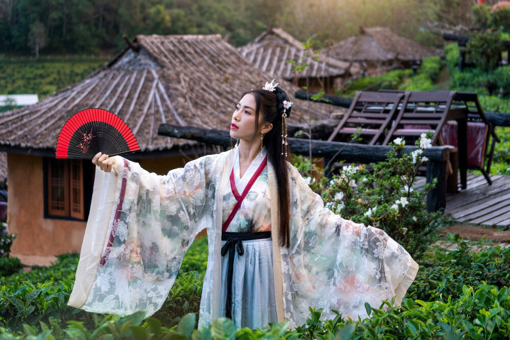 Фото для иллюстрации. <a href="https://ru.freepik.com/free-photo/asian-woman-wearing-chinese-traditional-dress-at-ban-rak-thai-village-in-mae-hong-son-province-thailand_13250687.htm#query=%D1%86%D0%B5%D1%80%D0%B5%D0%BC%D0%BE%D0%BD%D0%B8%D0%B0%D0%BB%D1%8C%D0%BD%D0%B0%D1%8F%20%D0%BE%D0%B4%D0%B5%D0%B6%D0%B4%D0%B0%20%D0%BA%D0%BE%D1%80%D0%B5%D1%8F&position=3&from_view=search&track=ais">Изображение от tawatchai07</a> на Freepik