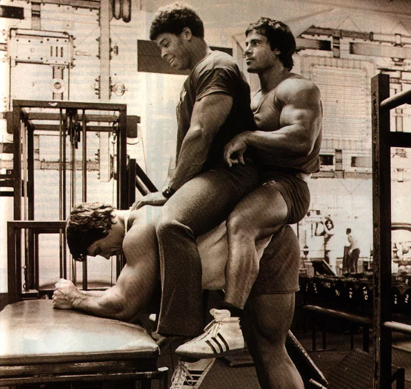 Билл Грант и Франко Коломбо помогают Арнольду Шварценеггеру накачать мышцы