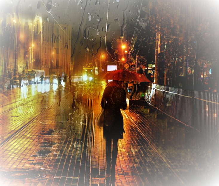 Городской пейзаж улицы с промозглой погодой и горожанкой, спешащей по своим делам.