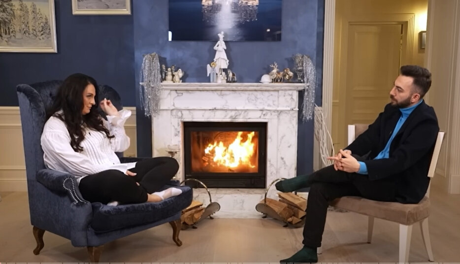    Елена Ваенга поговорила с Кареном Адамяном в его You-Tube шоу. кадр видео/ Макарена