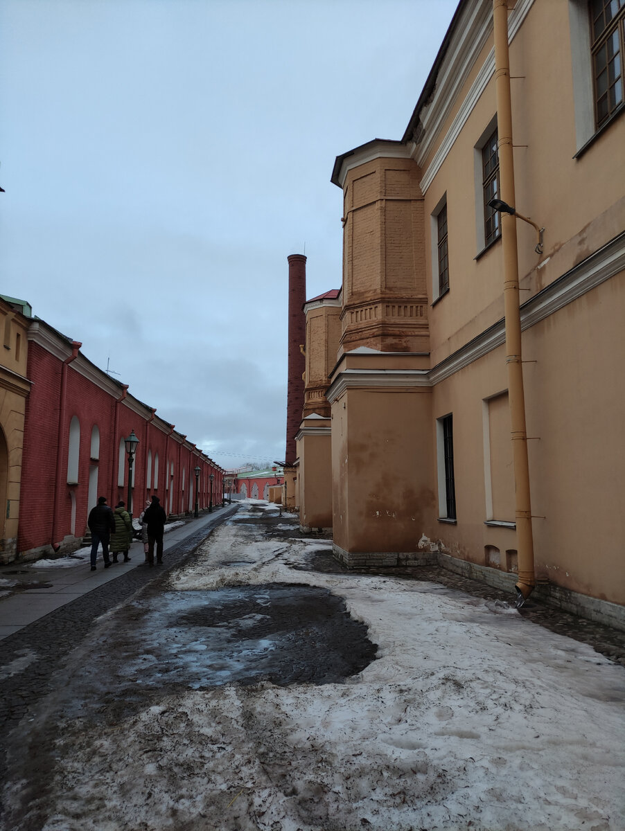 Желтое здания справа - бывшая тюрьма