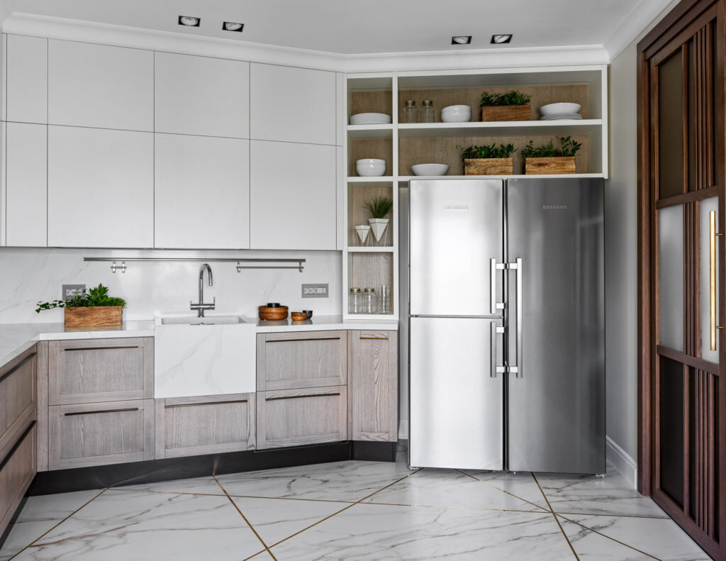 Дизайн кухни с холодильником может быть осложнен нестандартными помещениями