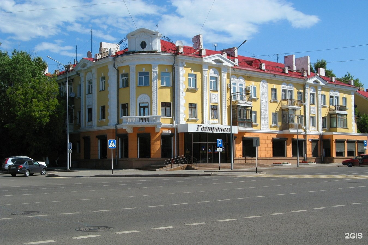 Здесь мне покупали пирожные
