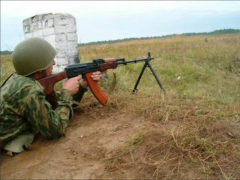 рпк-74 печенег. стрельба с пулемета. пулеметчик дегтярева. пулемёт рпк-74. солдат рф с пкм.
