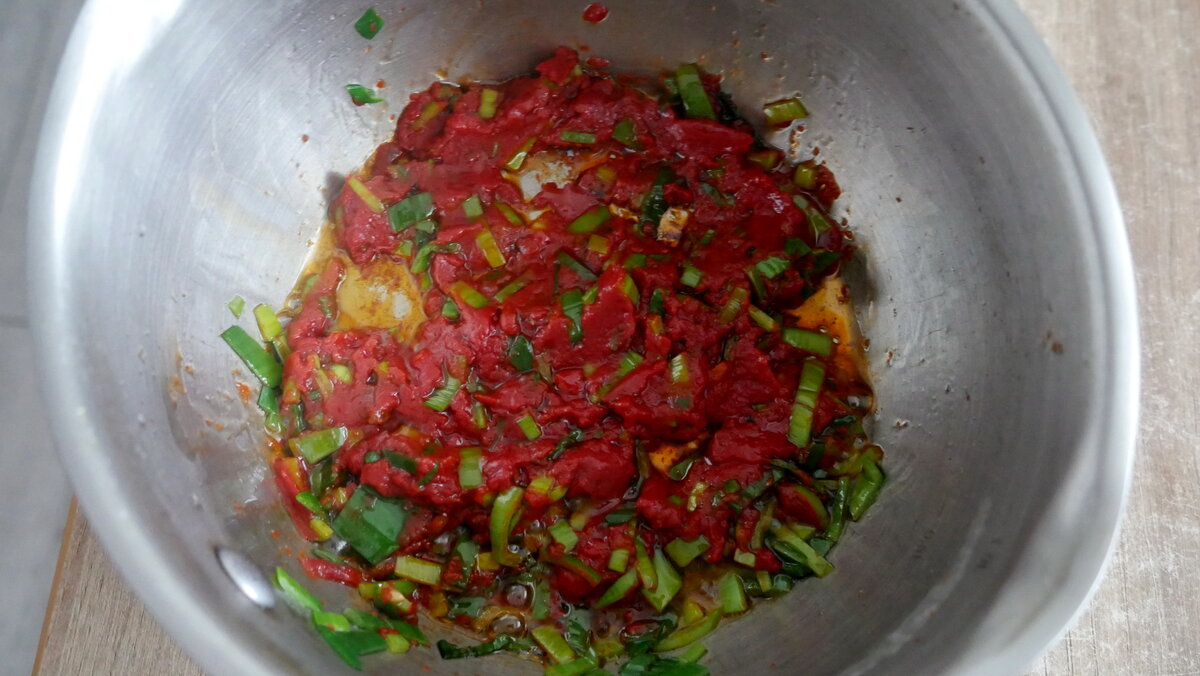 Пасту и лук обжарить.