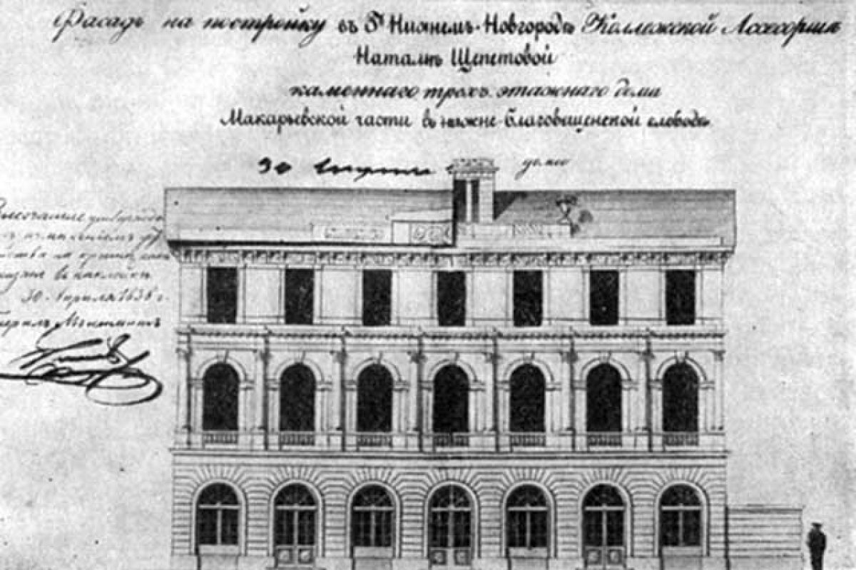    Дом Щепетовой, по задумке архитектора, должен был стать «украшением города»: первый этаж, где был проход в лавки, делали заметным высокие арочные окна.
