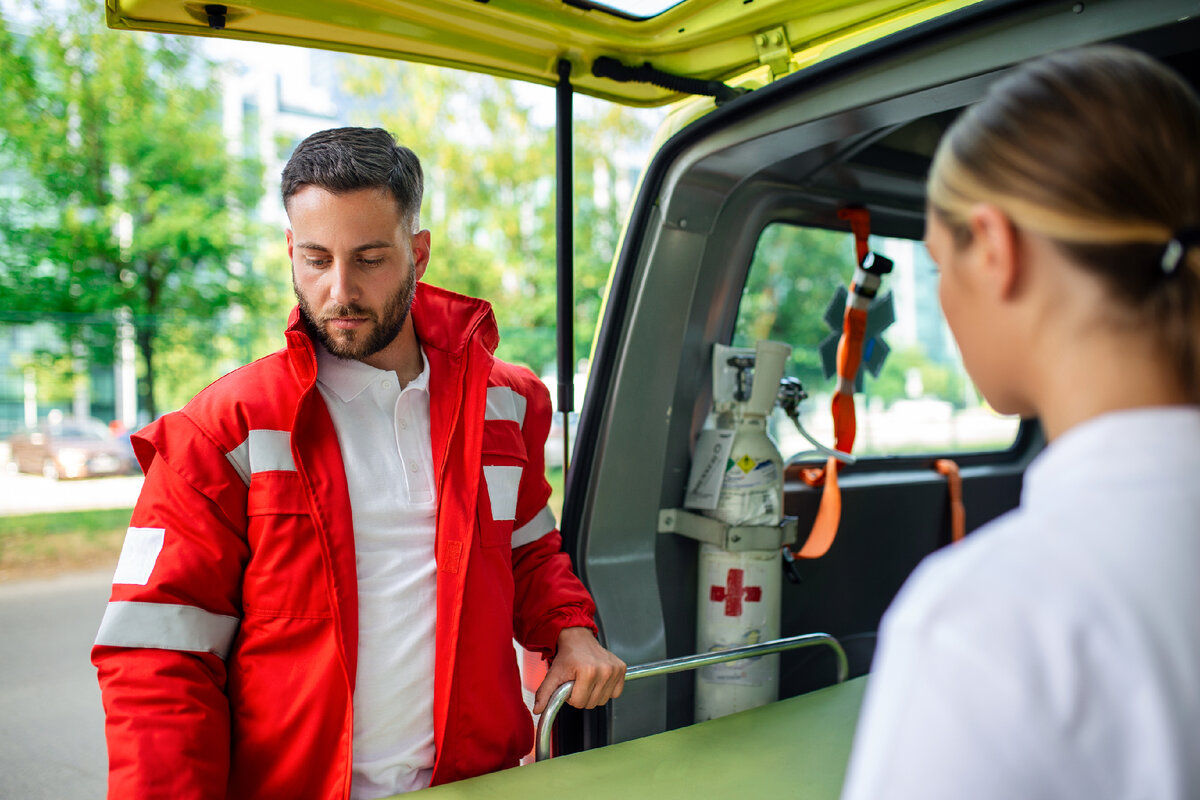 <a href="https://ru.freepik.com/free-photo/two-paramedics-with-a-stretcher-near-an-ambulance-paramedics-in-uniform-taking-stretcher-out-the-ambulance-car_28092720.htm#query=%D1%81%D0%BA%D0%BE%D1%80%D0%B0%D1%8F%20%D0%BF%D0%BE%D0%BC%D0%BE%D1%89%D1%8C&position=44&from_view=search&track=sph">Изображение от stefamerpik</a> на Freepik