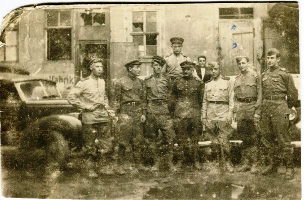 Группа офицеров отдела контрразведки «СМЕРШ» 47-й армии. Третий слева – водитель отдела В. А. Харитонов.
Германия. 1945 г.