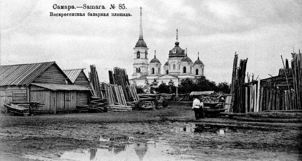 "Санинский квартал" разместился на месте деревянных построек слева, с видом на Воскресенскую церковь