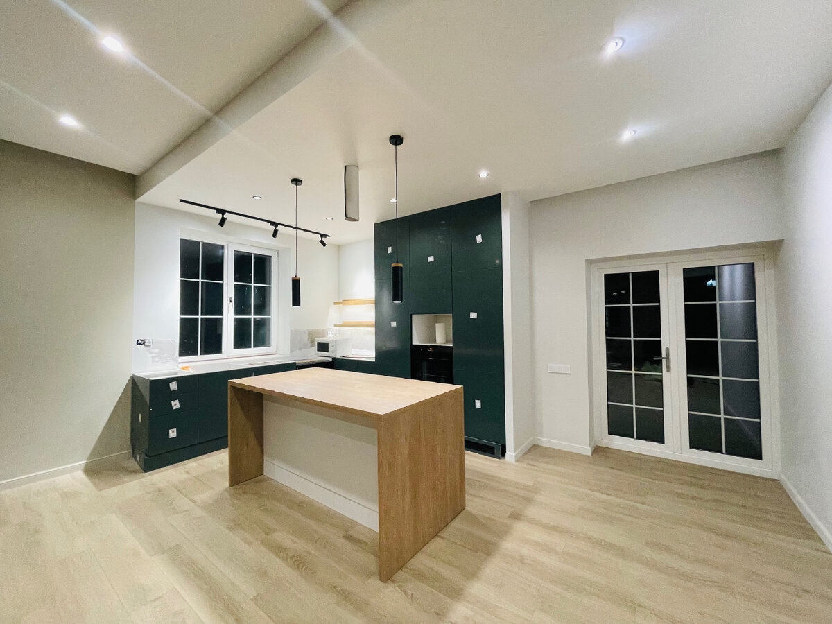 Зелёная кухня, будут терракотовые стулья у острова