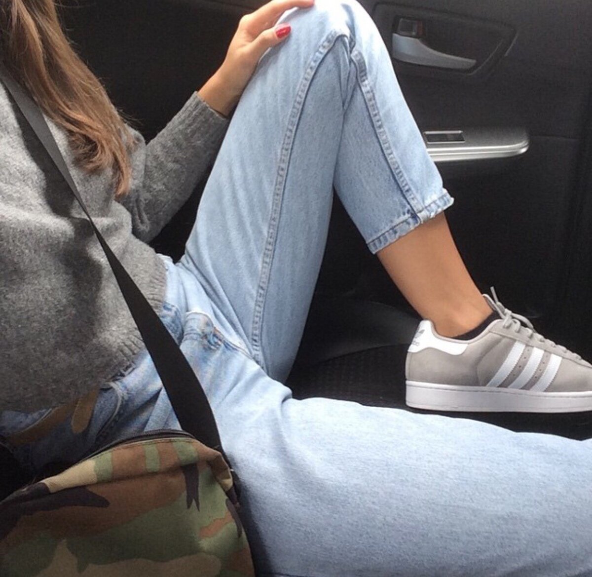 Девушка в джинсах в машине