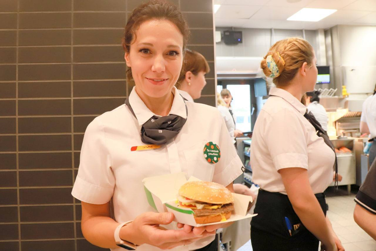 Работник "Вкусно - и точка"