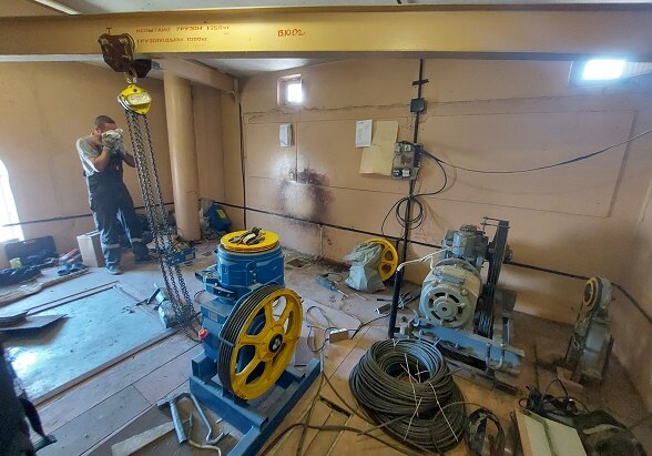 Машинное отделение на два лифта.