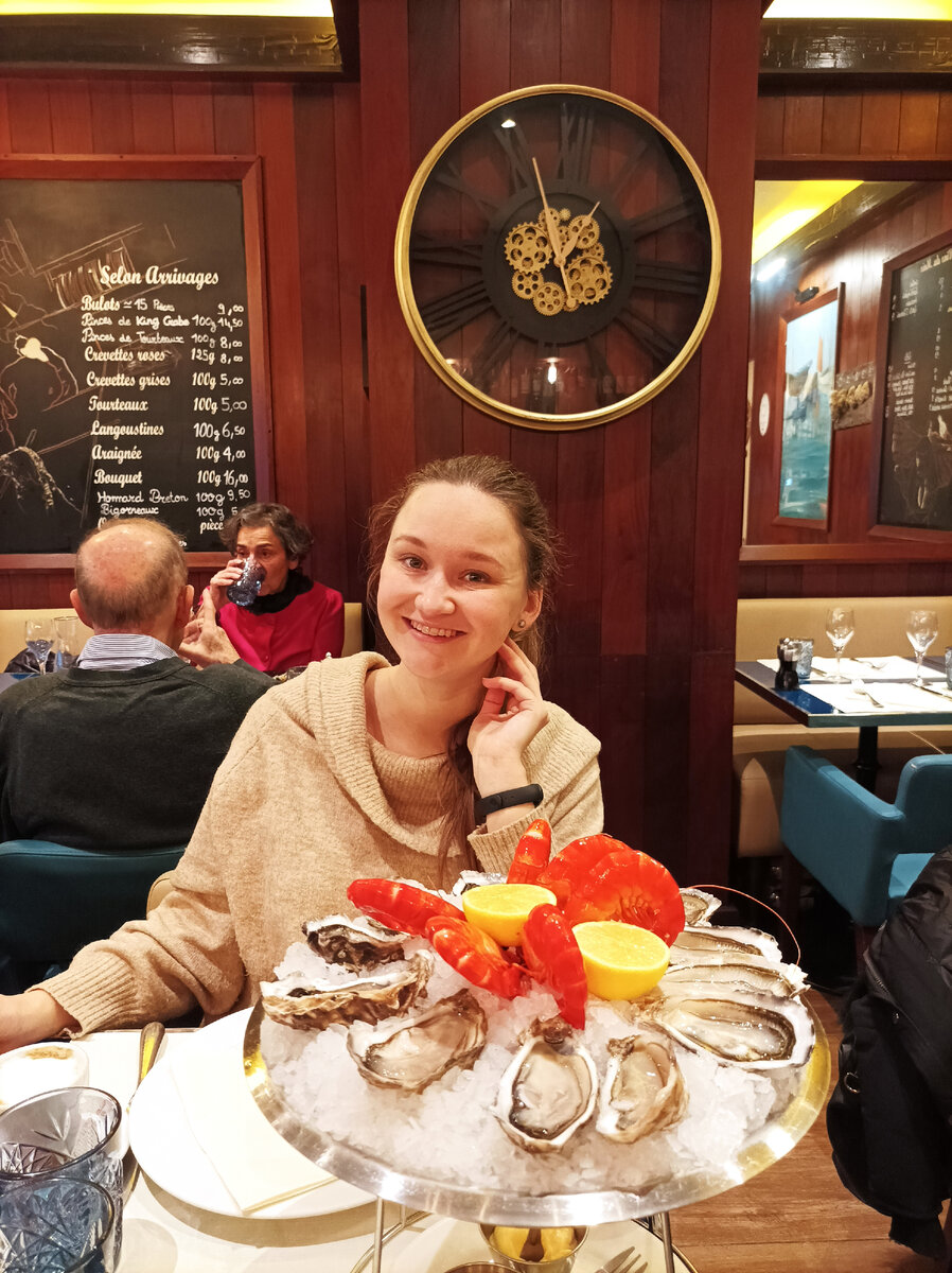 Рациональность - это хорошо, но не забываем радоваться жизни. За мной видно очень пожилую компанию в недешевом ресторане с морепродуктами. 