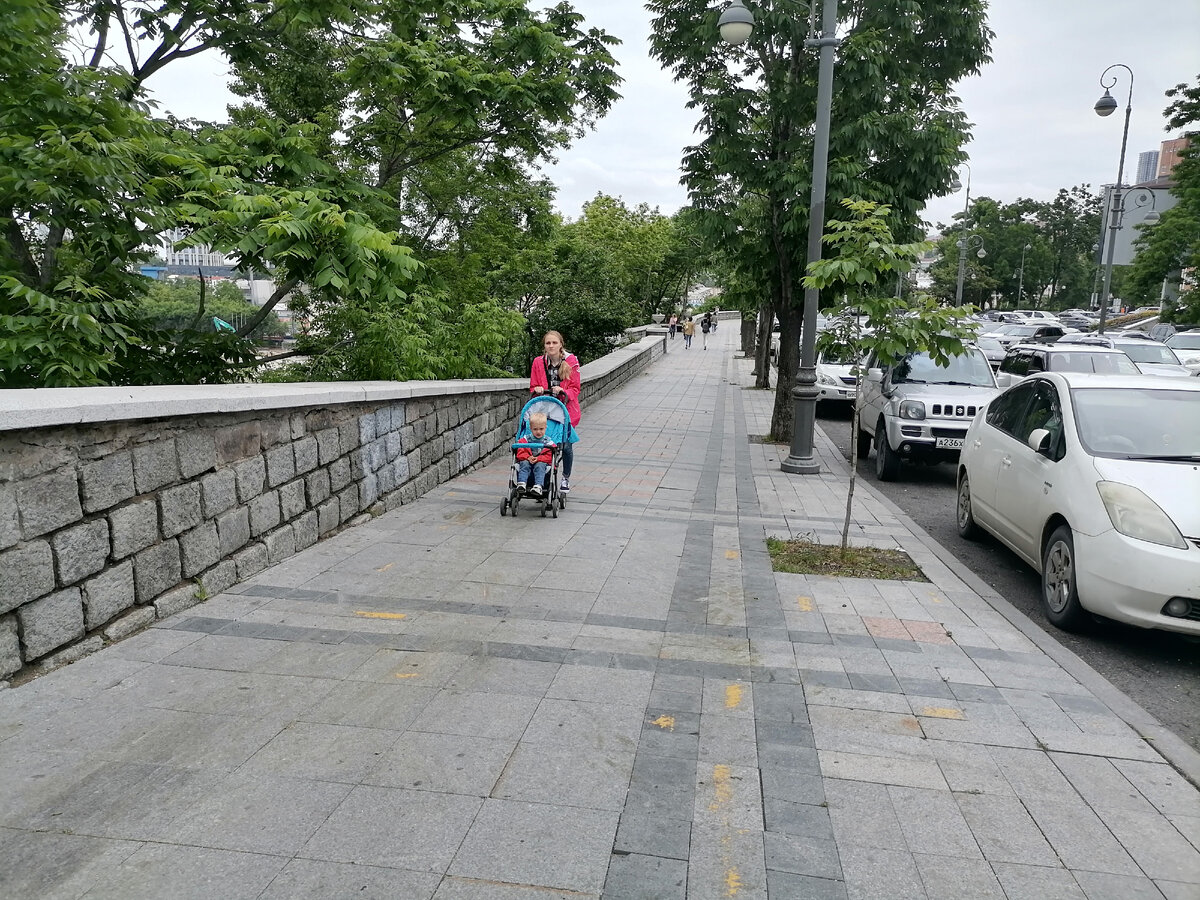 Ровные тротуары - редкость для Владивостока. 