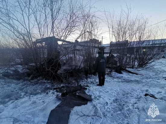     В Биробиджане в сгоревшей бытовке найдены тела троих мужчин. Фото: ГУ МЧС России по ЕАО