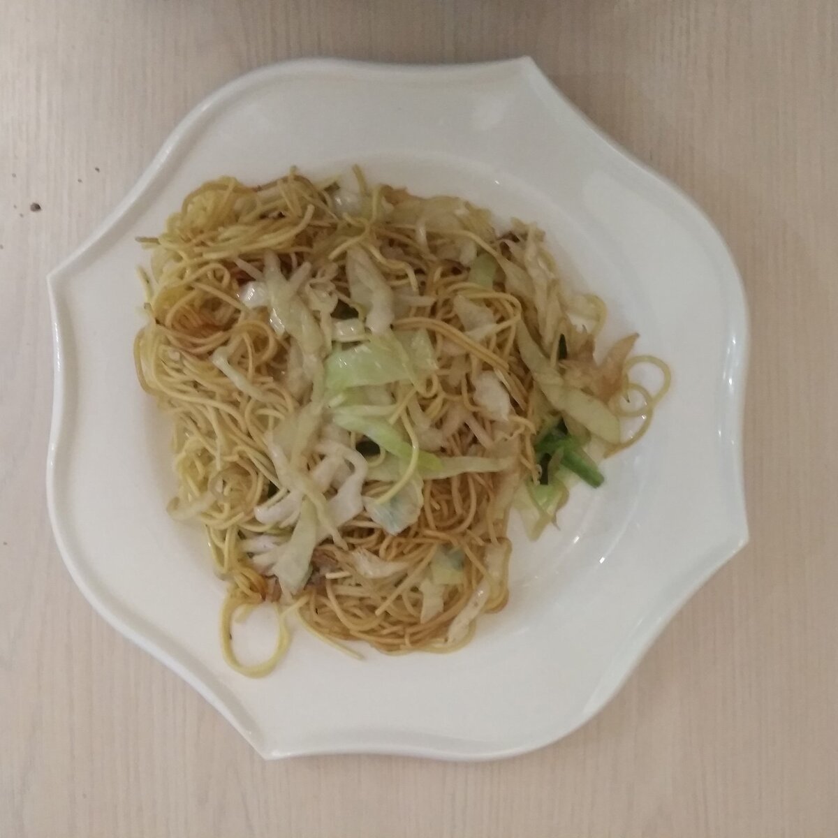 Chow Mein можно жарить в виде "пирога" либо разворошить вилкой как классическую лапшу.