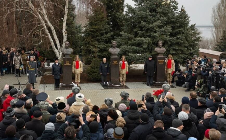 Церемония открытия памятников Иосифу Сталину, Георгию Жукову и Александру Василевскому на территории музея-панорамы «Сталинградская битва» в Волгограде (Фото: Администрация Волгоградской области)