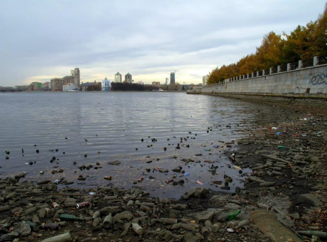 Екатеринбург естественные водоемы. Река Исеть Екатеринбург загрязнения. Берег реки Исеть Екатеринбург. Грязная вода Екатеринбург Исеть. Загрязнение мусор реки Исеть Екатеринбург.