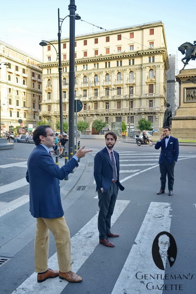 Три итальянца в разных коричневых ботинках 