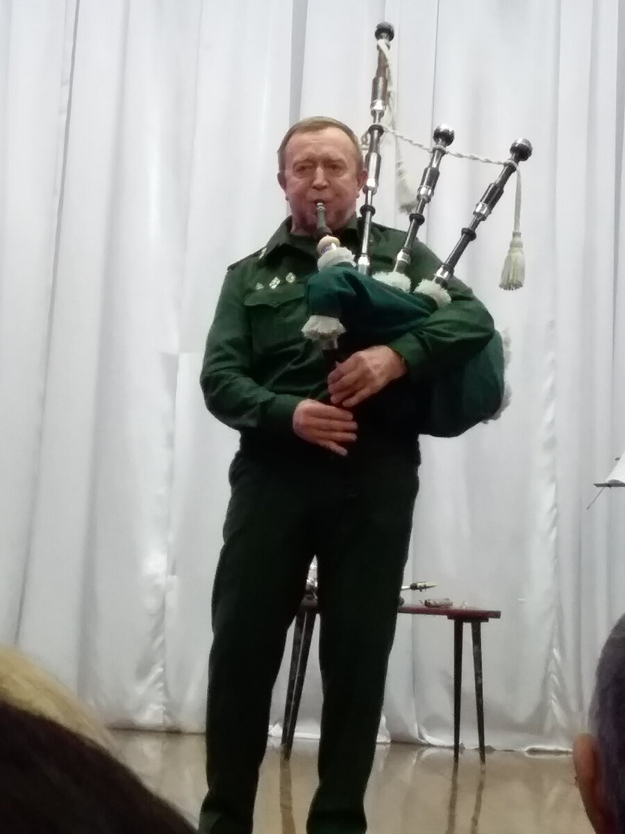 В. В. Мясоедов с волынкой. Фото автора.