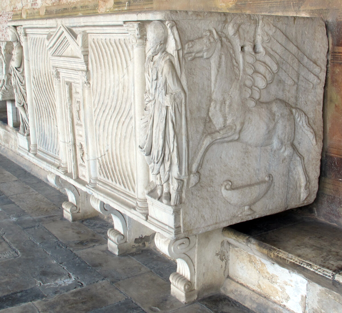 саркофаг из белого мрамора. саркофаг несипахерентахата воронеж. мраморный склеп. мирмекийский саркофаг эрмитаж. табула ансата.