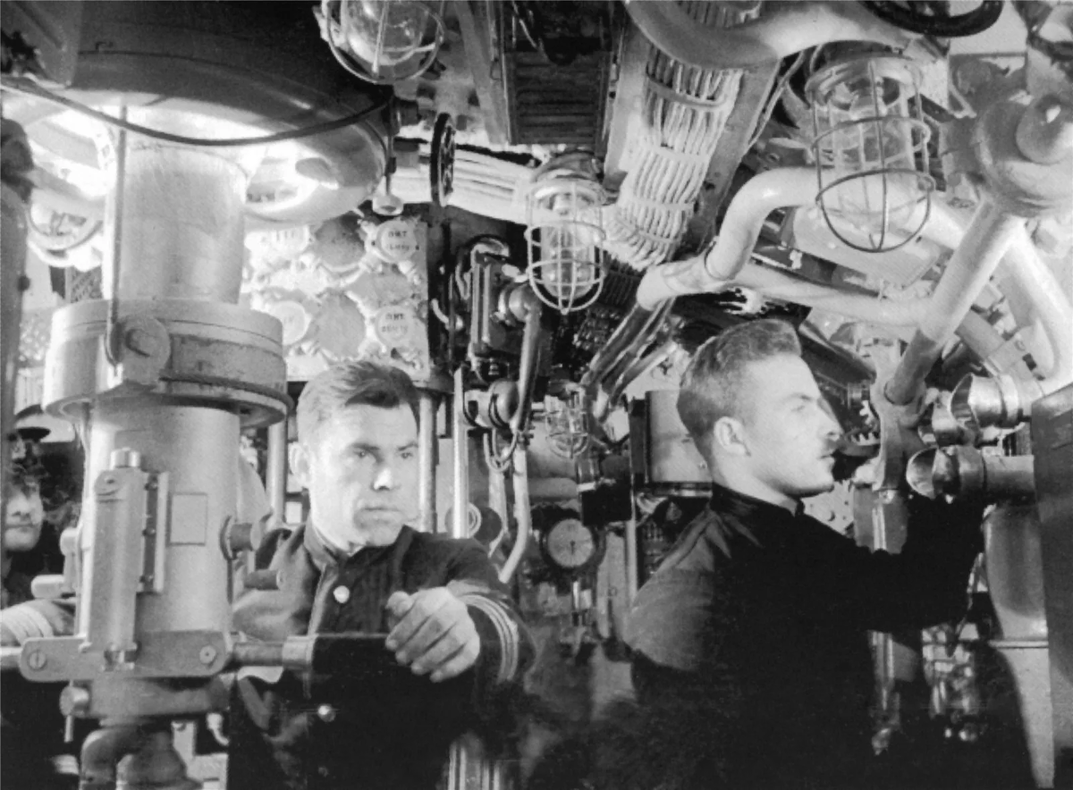 Командир подводной лодки у перископа (с) Фото военных лет