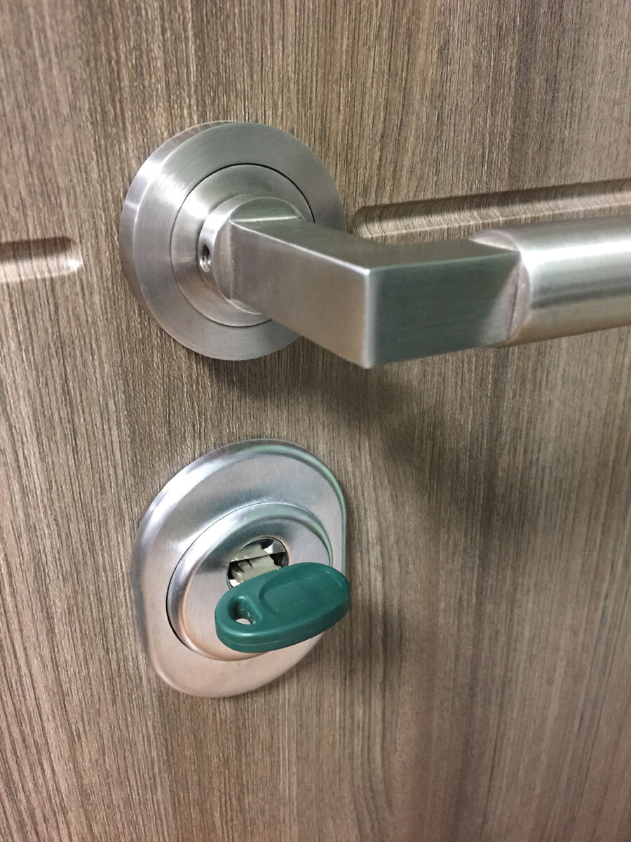 Входная квартирная дверь с цилиндровым замком Mottura и цельнометаллической ручкой из нержавеющей стали Karcher Tasmania