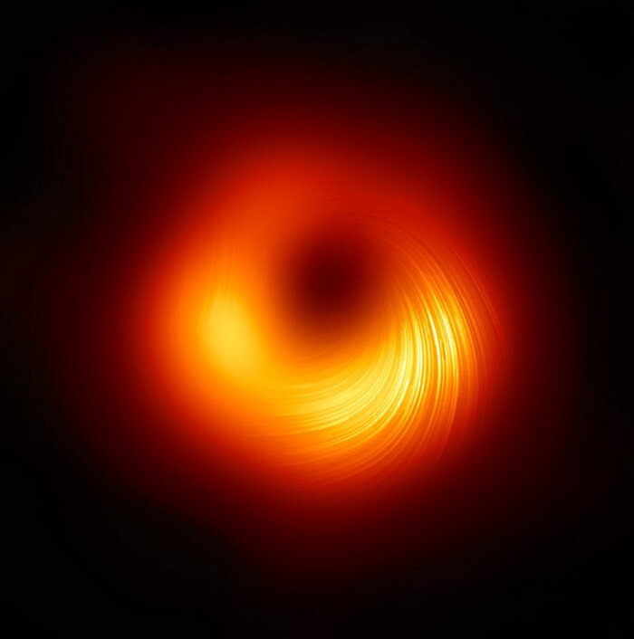Вид на сверхмассивную черную дыру M87 — [Фото: Event Horizon Telescope, CC BY 4.0 , через Wikimedia Commons ]