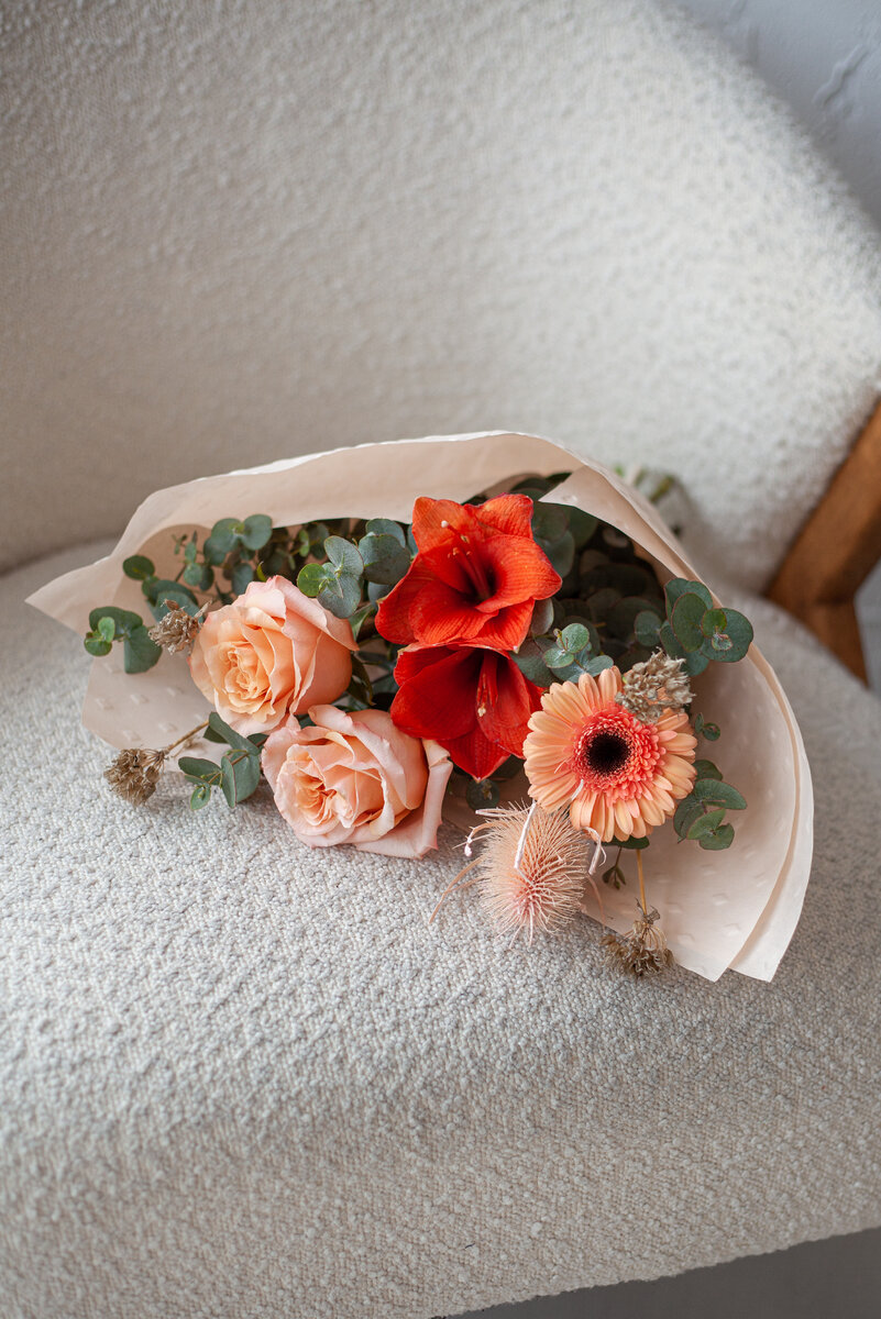 Букет из амариллиса, герберы, роз, сухоцветов и эвкалипта