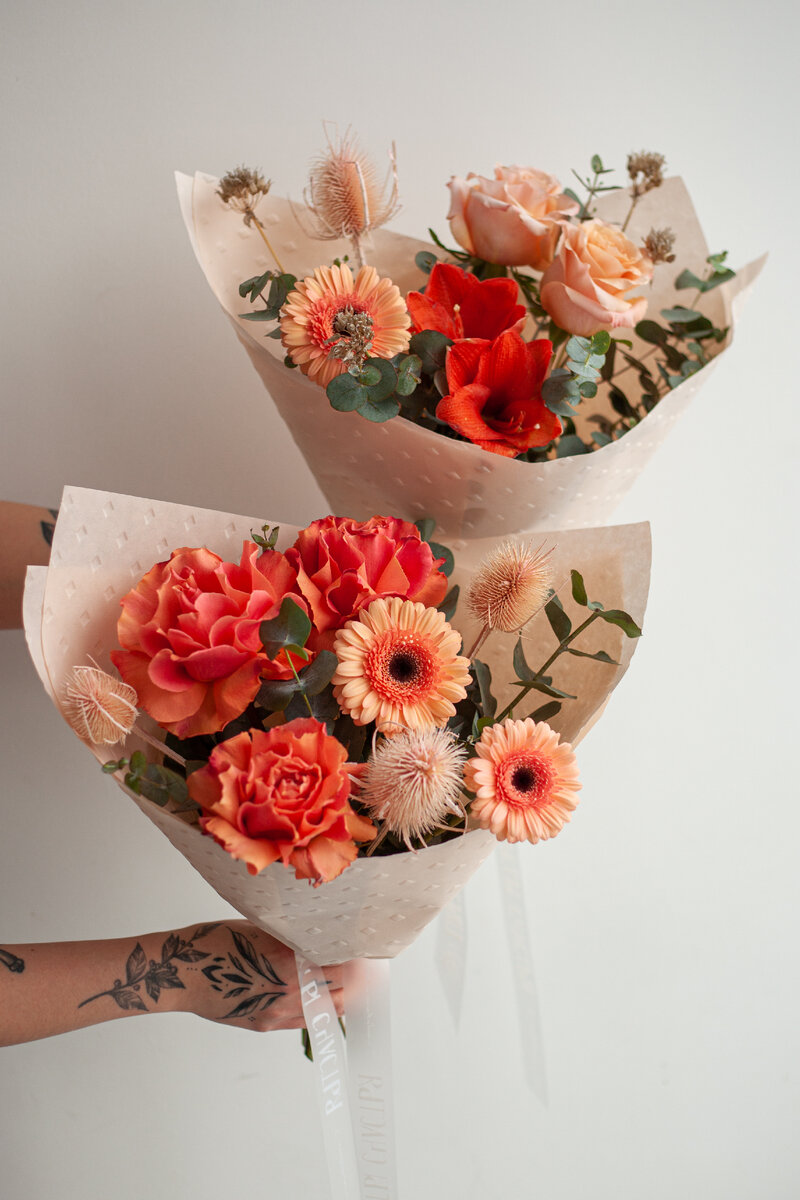 Пара букетов из свежих роз, герберы, эвкалипта, амариллиса и сухоцветов