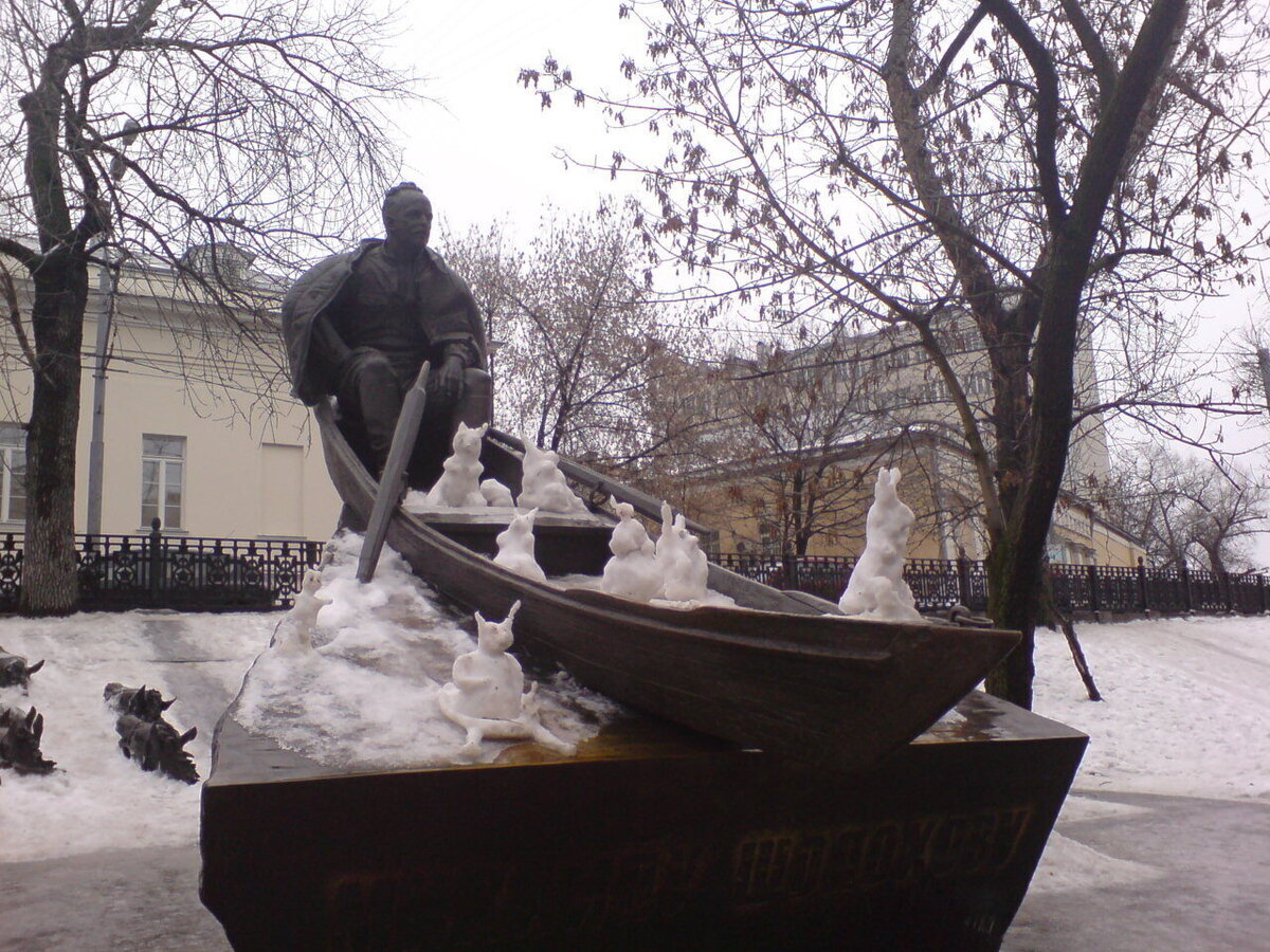 Памятник Шолохову на Гоголевском бульваре дед Мазай и зайцы