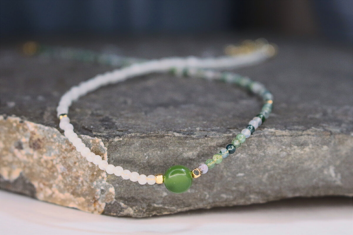 Чокер с нефритом, лунным камнем и моховым агатом