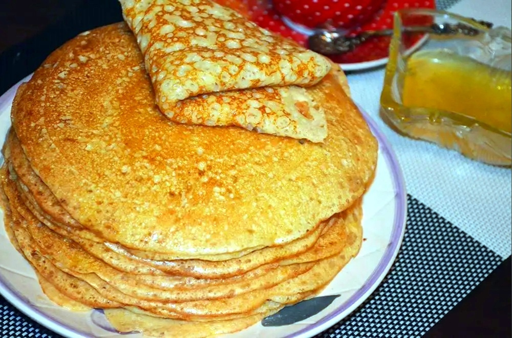 блины на молоке рецепт. ажурные блинчики на кефире. блины на молоке тонкие вкусные. блинчики с дырочками. кыймак татарские блины.