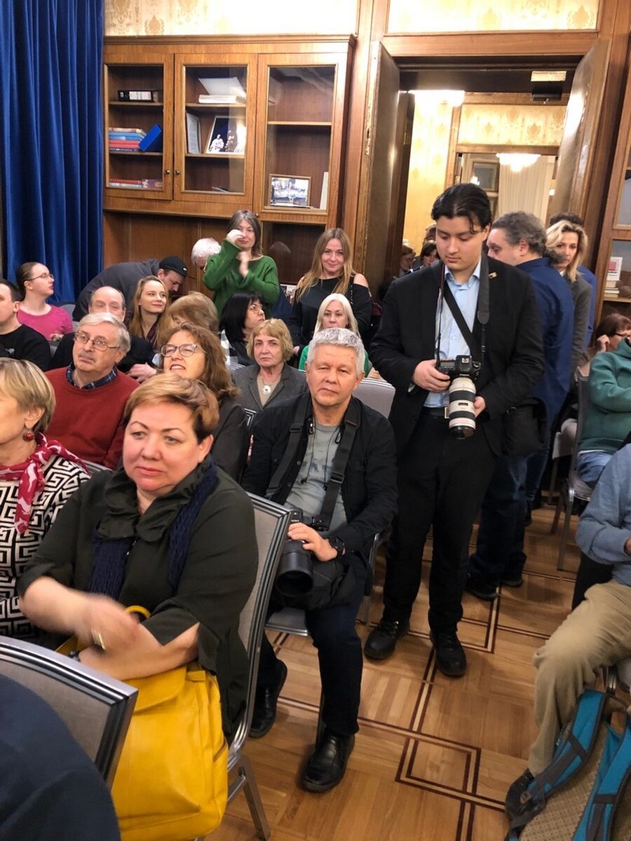     Артистический салон был полон народу. Александр ГАМОВ