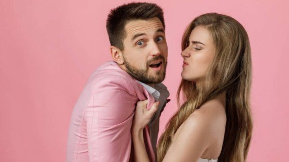 Человек игнорирует человека фото в школе. She shouted at. Мужчина кричит на женщину. She shouted at. Сердитая подруга.