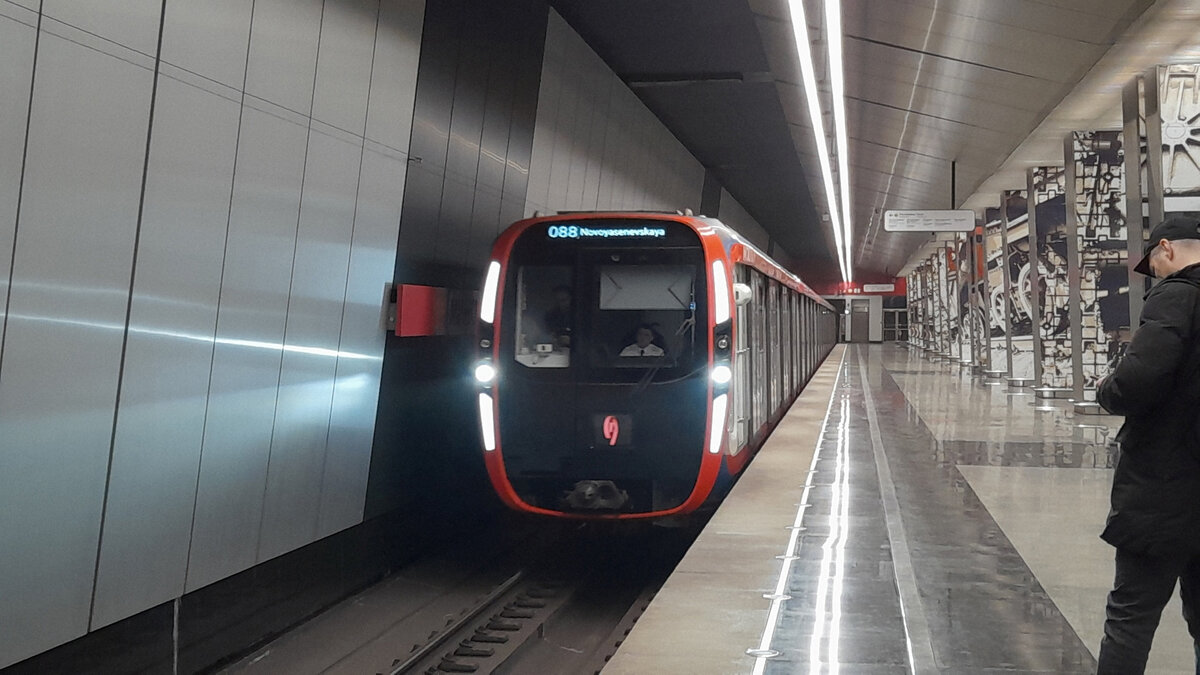 На 🚇 станции метро «Минская» замечен состав, перегоняемый с  Калужско-Рижской линии в депо 