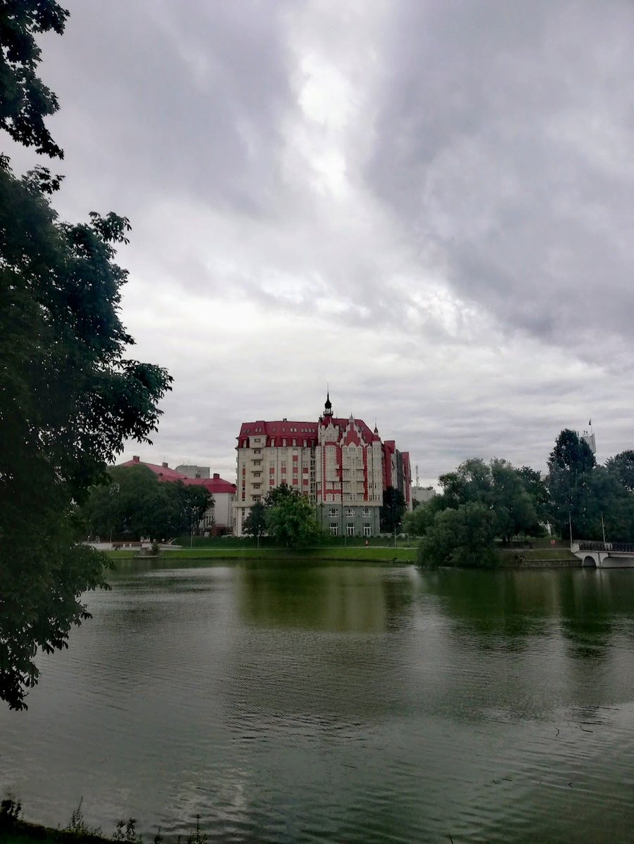 ЖК «Росгартен» находится на берегу Нижнего озера, где плавают уточки и лебеди