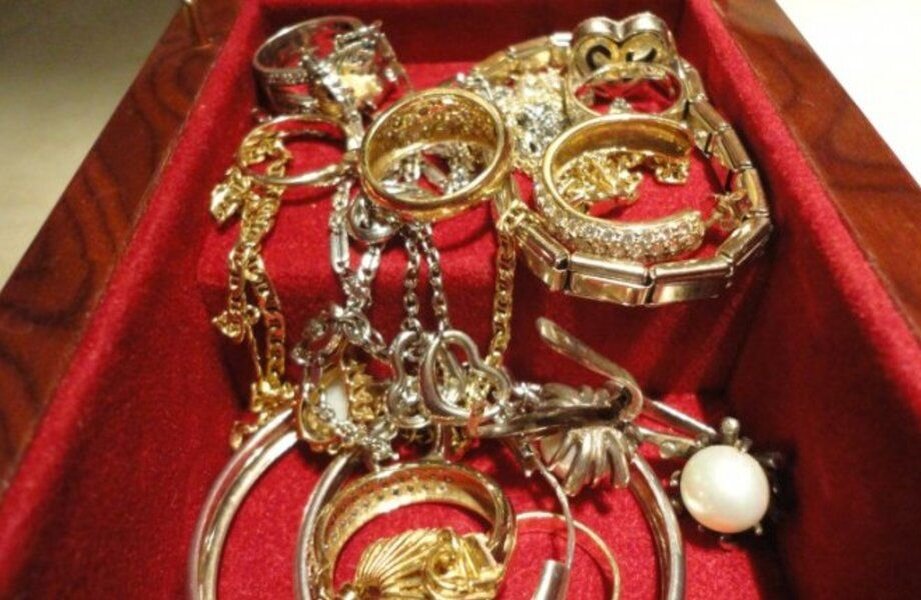 Ломбард фото. Драгоценности урала ломбард владикавказ. Русский оружейный ломбард. Ломбард инструментов. Ломбард украшения.