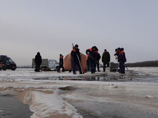     Автомобиль пропавших рыбаков нашли водолазы МЧС в Хабаровском крае. ФОТО: МЧС по Хабаровскому краю
