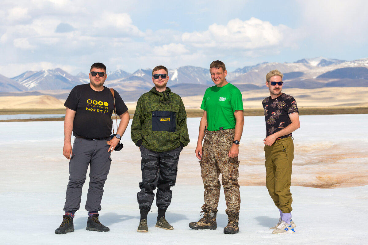 Групповое фото на наледи реки Юстыд: Алексей Литвинов, Алексей Буллер, Александр Сорокин, Тимофей Раков

Зимой в суровых климатических условиях небольшие горные реки зачастую перемерзают до дна. Вода, в попытках найти себе выход, начинает изливаться на поверхность сбоку от основного русла и там снова замерзает. Таким образом формируются огромные наледные поля, которые могут сохраняться в некоторых местах до середины июня	
Май 2022