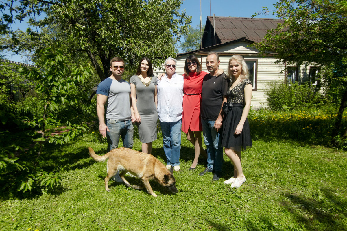 По порядку возле московского дома: Зять, старшая дочь, сестра, я, муж, младшая дочь. Внизу малинуа Рекси.