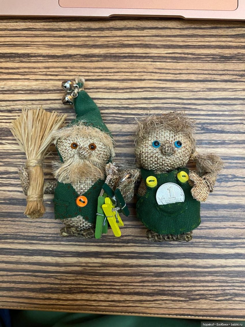 С собой у них веник, подкова, монетка и... прищепки. Первые три символа хотел заказчик, а без прищепок девочка-домовой отказалась уходить. Пришлось отдать )