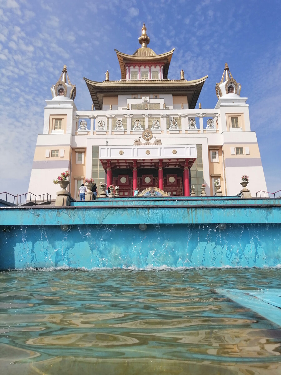 Очень красивый фонтан перед входом в Хурул. 