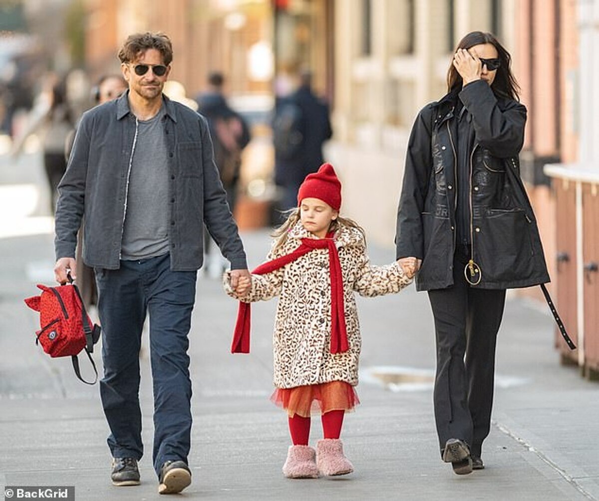 Брэдли Купер на прогулке с дочерью Леей