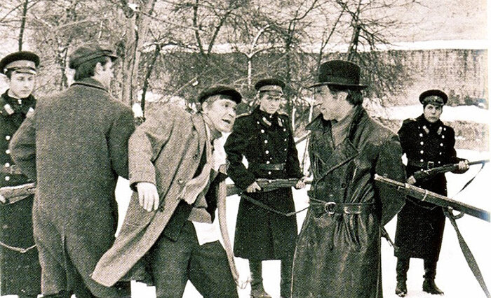 На переднем плане актер Иван Бортник