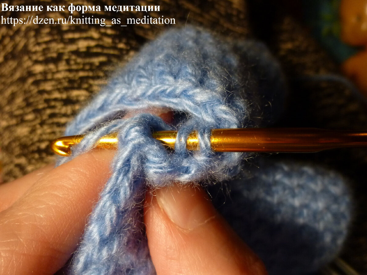 Выполняем крючком вогнутый рельефный столбик